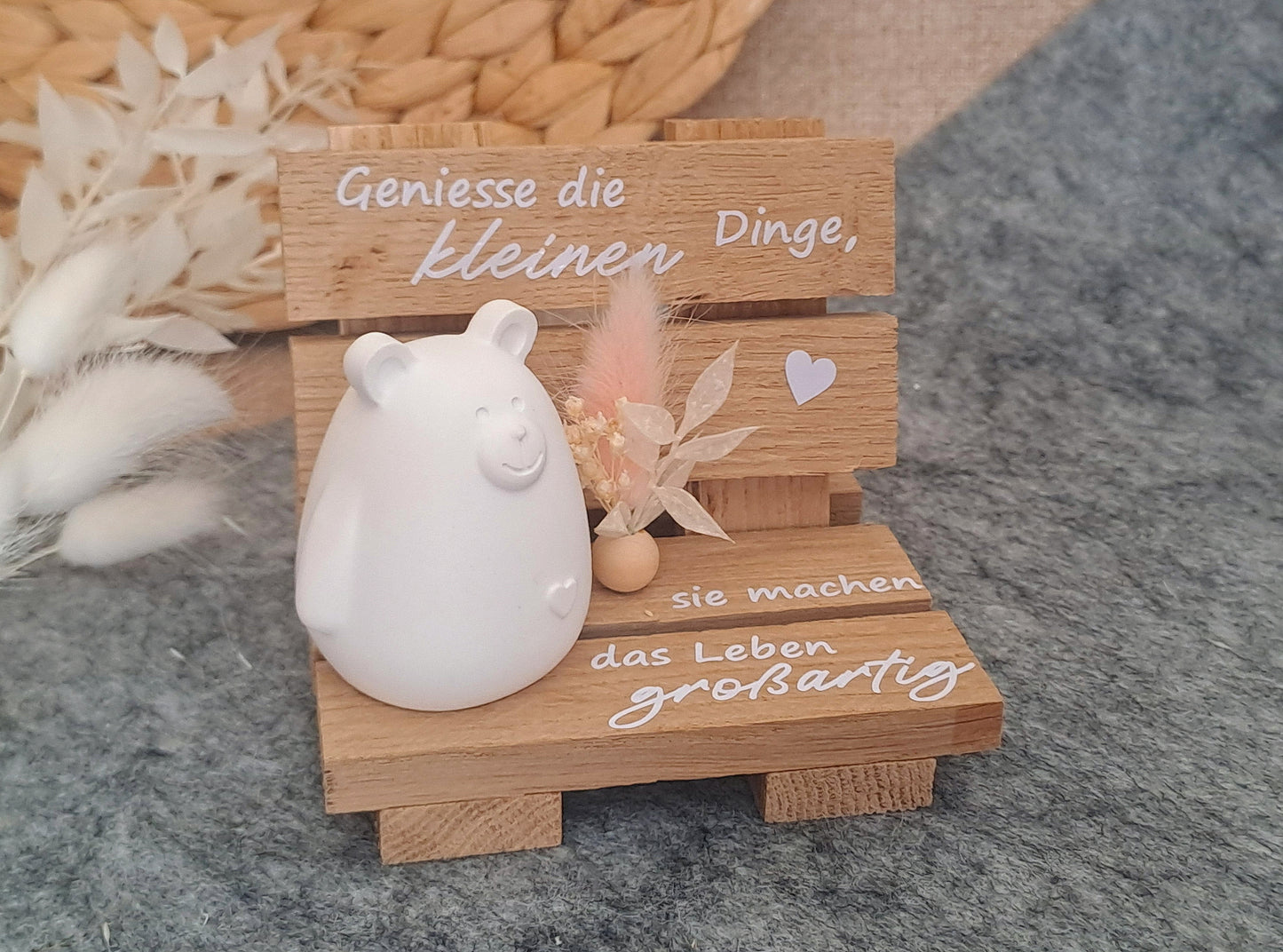 Palettensofa mit Bär